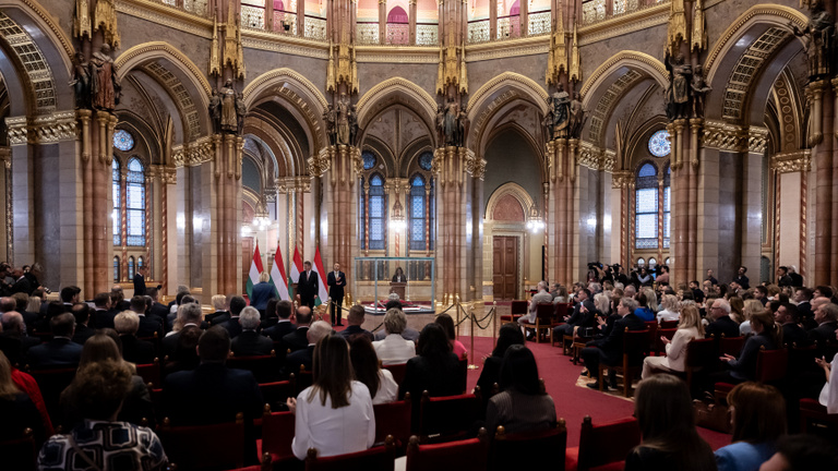 Együtt jelentek meg a Kupolateremben Magyar Péter kulcsemberei, és a Fideszt újjáépíteni szándékozók