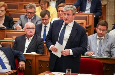 Kapitány István teljes miniszteri fizetését felajánlotta a Magyar Koraszülött és Újszülött Mentő Alapítványnak
